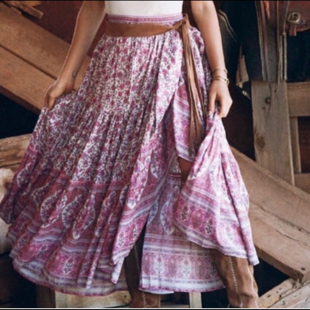 🌸Chic floral 🌸rose 🌸colored maxi skirt!!🌷